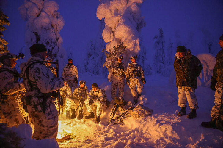 Coffee break at the campfire. Photo: Riikka Hietajärvi/Office of the President of the Republic of Finland 