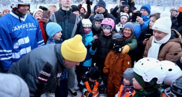 Many people enjoyed the public skating event in Sorsapuisto. Photo: Riikka Hietajärvi/Office of the President of the Republic of Finland