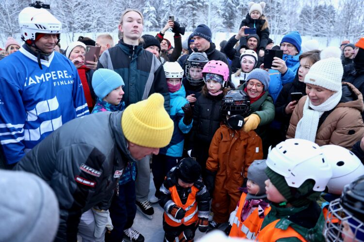 Skridskoåkningen i Andparken var mycket populär bland allmänheten. Foto: Riikka Hietajärvi/Republikens presidents kansli 