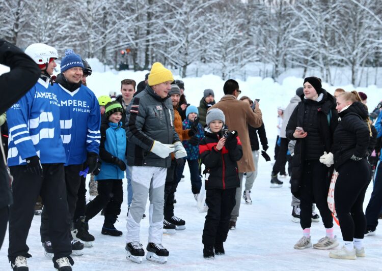 Det friska vintervädret höll skridskoåkarna i gång. Foto: Riikka Hietajärvi/Republikens presidents kansli 