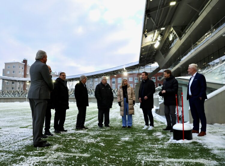 I programmet ingick ett besök på den nya fotbollsstadion i stadsdelen Tammela. Foto: Riikka Hietajärvi/Republikens presidents kansli