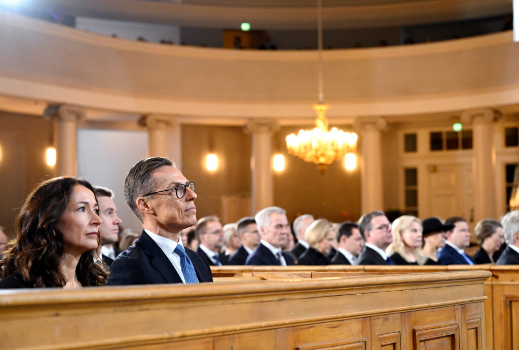 Tasavallan presidentti Alexander Stubb ja hänen puolisonsa Suzanne Innes-Stubb osallistuivat Suomen itsenäisyyden ekumeeniseen juhlajumalanpalvelukseen Tuomiokirkossa 6. joulukuuta 2024. Kuva: Emmi Korhonen/Lehtikuva