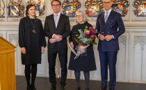 Presidentti Stubb luovutti taiteen akateemikon arvonimen arkkitehti Mona Schalinille