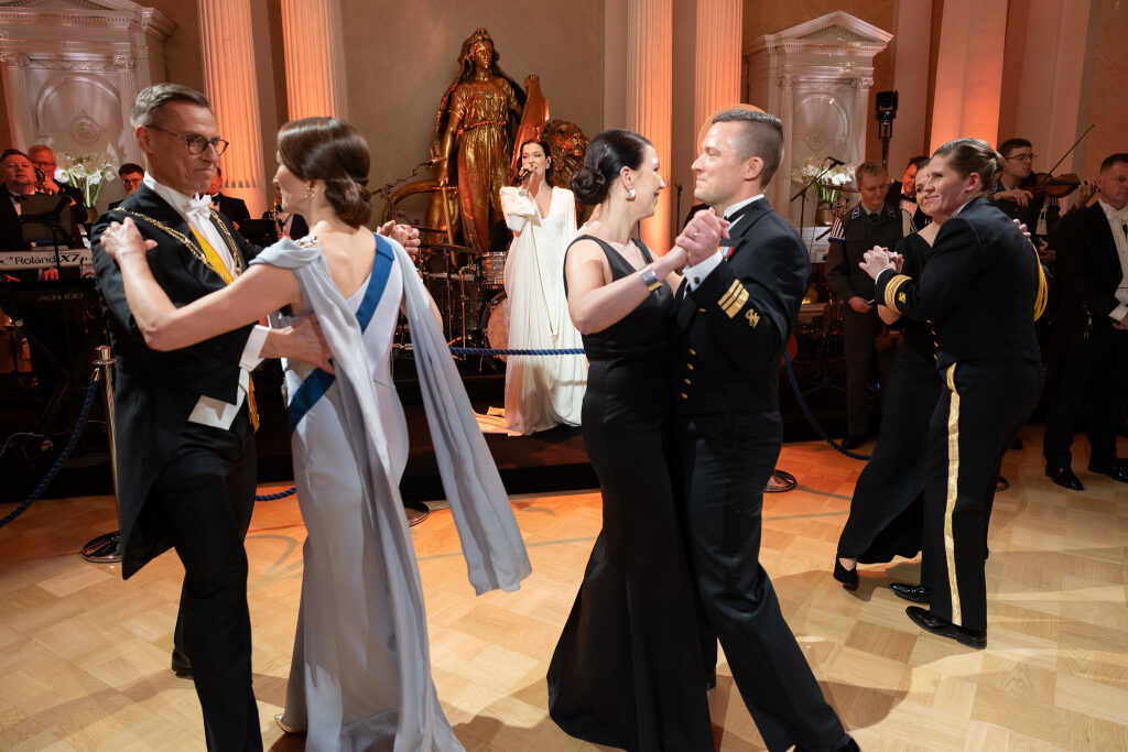 Juhlien ensivalssina kuultiin Jenni Vartiaisen "Missä muruseni on"